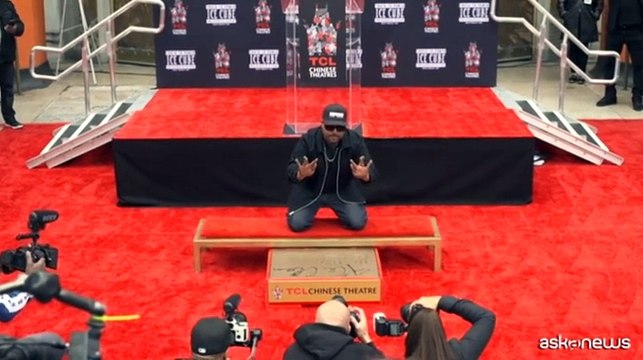 Il rapper e attore Ice Cube lascia le sue impronte a Hollywood