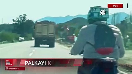 Muğla'da motosikletten düşen plakayı kaskına takan sürücü