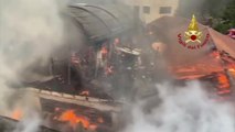 Dormelletto (NO) - Incendio distrugge magazzino di un rigattiere (16.04.25)