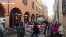 La sfilata degli studenti bolognesi nel centro di Bologna