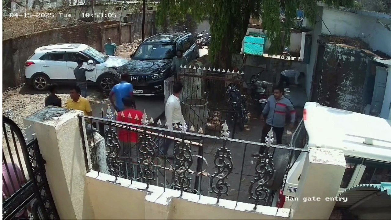 तेज रफ्तार में कार लाकर खड़ी कार में मारी टक्कर, फिर हुआ विवाद