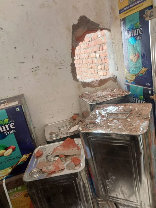 पुलिस थाने से 500 मीटर दूर दीवार तोड़ किराना की...