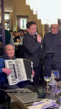 Fiorentina, il presidente Commisso suona la fisarmonica cantando La prima cosa bella