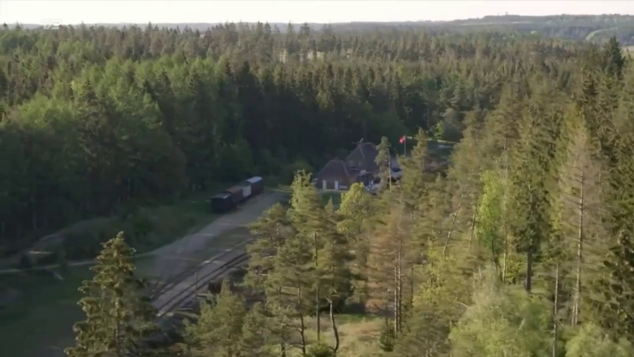 Vrads Station - Signe Lindkvist og Jacob Riising får lagkage med kaffe i en togvogn | Sæt pris på Danmark |2020| TV2 PLAY