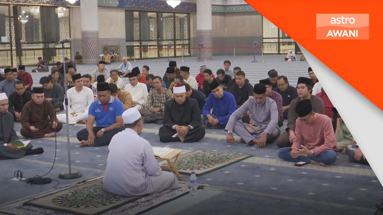 Khairy lawat pusara Tun Abdullah sebelum majlis tahlil