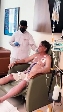 VÍDEO: Michelle ajuda Bolsonaro com massagem nos pés após cirurgia