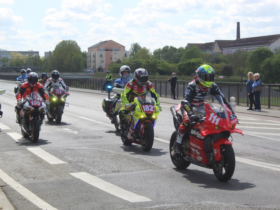 24 Heures motos : la foule pour voir les pilotes rouler en centre-ville du Mans