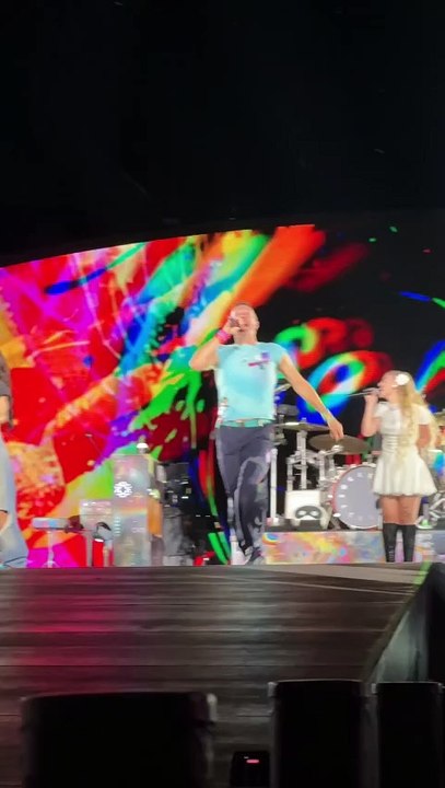 TWICE se apresenta com Coldplay em Seul e anuncia parceria