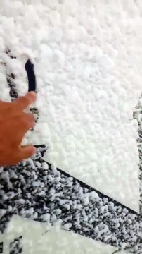 ثلوج في الطريق الوطني رقم 87 بين باتنة وثنية العابد على مستوى ثتية الرصاص الطريق يقع في سفوح جبل المحمل