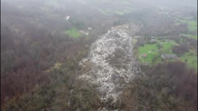 La frana a Boccassuolo, il video della colata di fango: «15 persone evacuate»