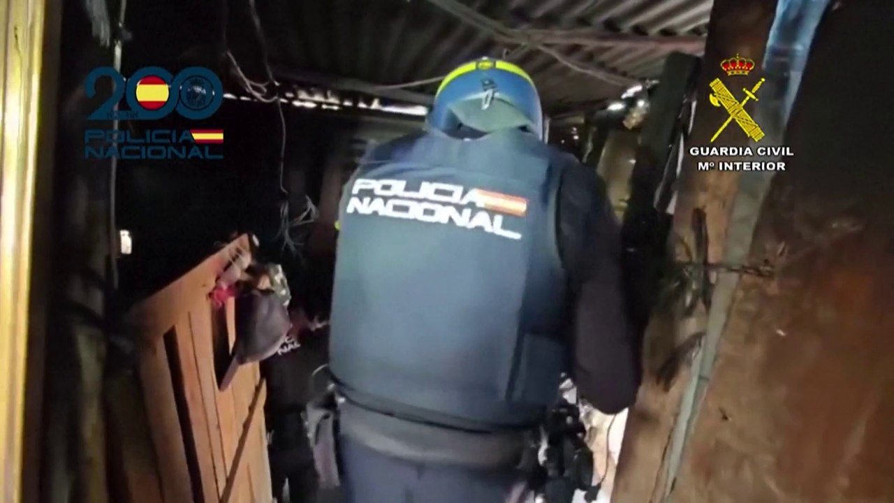 Espagne : la police découvre un galerie de tir souterraine où s'entraînaient des trafiquants d'armes