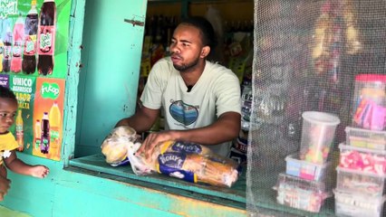Hombre le da comida a su enamorada y no a la madre de su hija    El Haitiano Compale