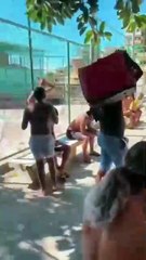 Adriano Imperador comendo quentinha com os amigos