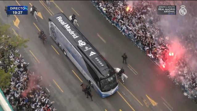 Llegada del autobús del Real Madrid al Santiago Bernabéu antes del partido frente al Arsenal