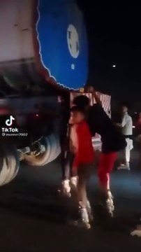 Ils font du roller à travers les camions... très risqué