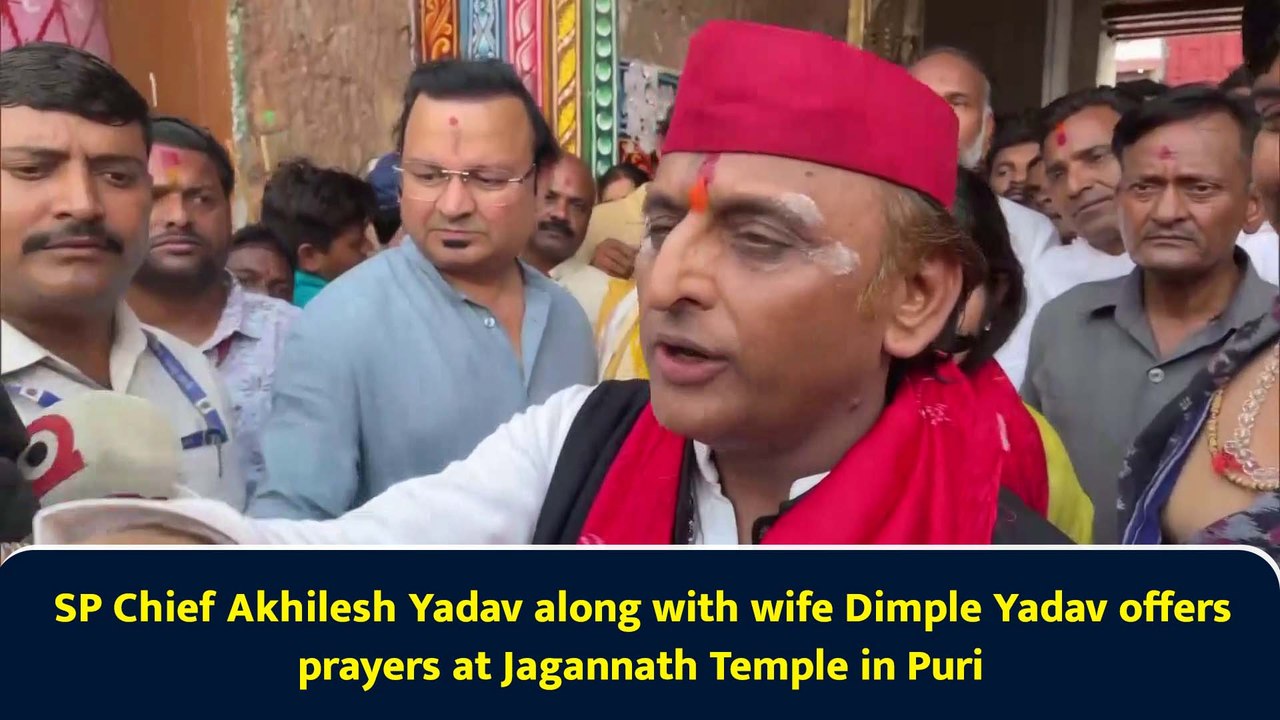 SP Chief Akhilesh Yadav along with wife Dimple Yadav offers prayers at Jagannath Temple in Puri