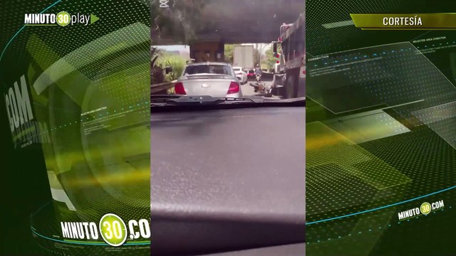 Dos motociclistas involucrados en accidente con volqueta en la avenida Regional