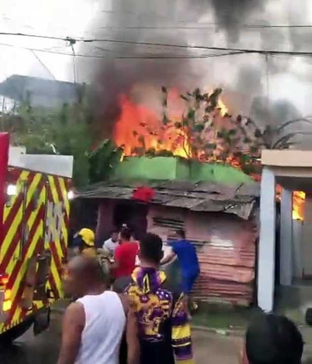 Incendio en San Miguel, La Vega, deja decenas de familias sin hogar