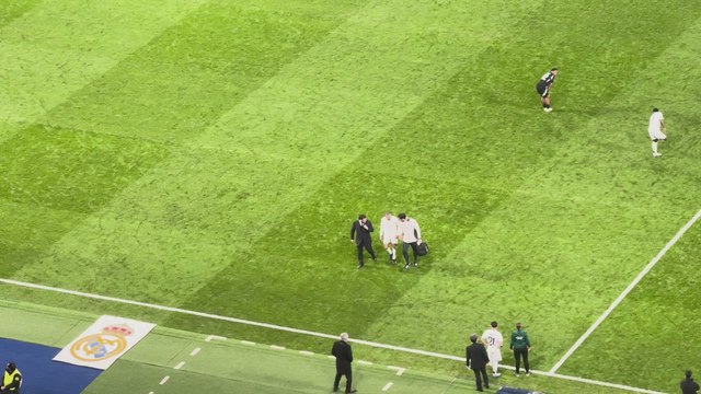 Pitos del Bernabéu a Mbappé tras su lesión
