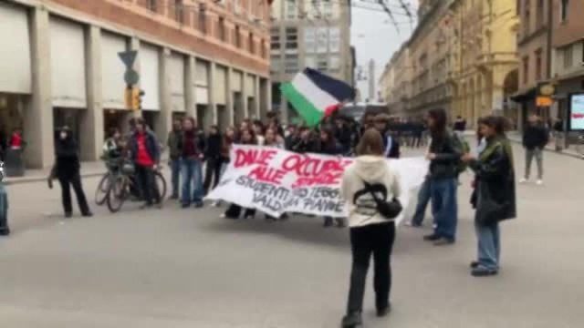 Bologna, il corteo degli studenti dopo i provvedimenti contro le occupazioni nelle scuole