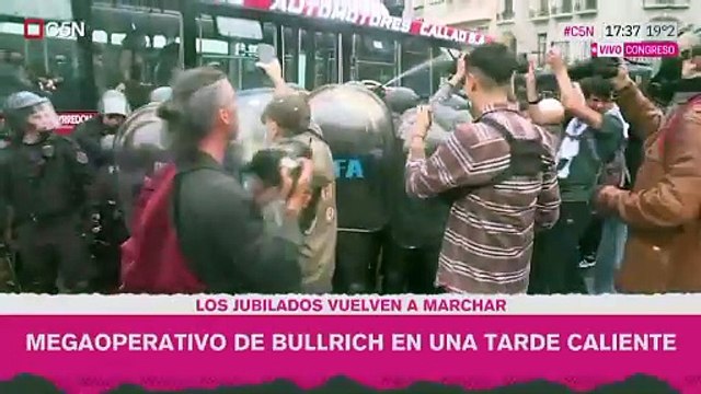 Represión a los jubilados en una nueva marcha contra el ajuste de Milei