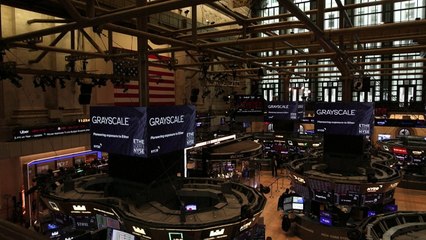 Wall Street cae junto al dólar tras advertencias de la Fed sobre aranceles de Trump