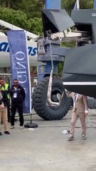 En plena ceremonia, intentan romper la botella de champán contra el ancla de un nuevo yate, pero… Según la tradición naval, eso es mala suerte.