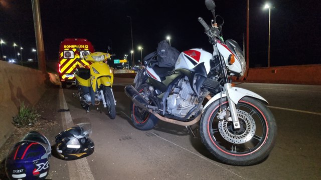 Batida entre duas motos no Trevo Cataratas deixa rapaz ferido