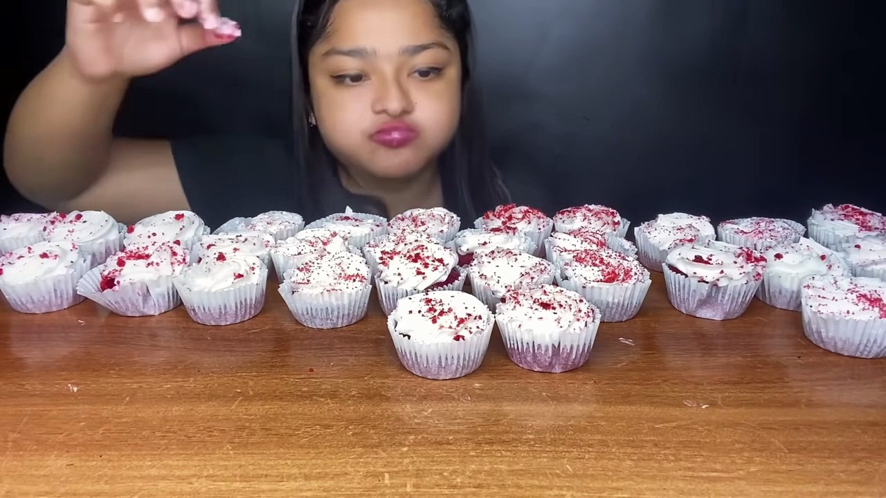 50 RED VELVET CUPCAKE EATING CHALLENGE 🧁 50 CUPCAKE EATING CHALLENGE _ CAKE EATING CHALLENGE 🥵