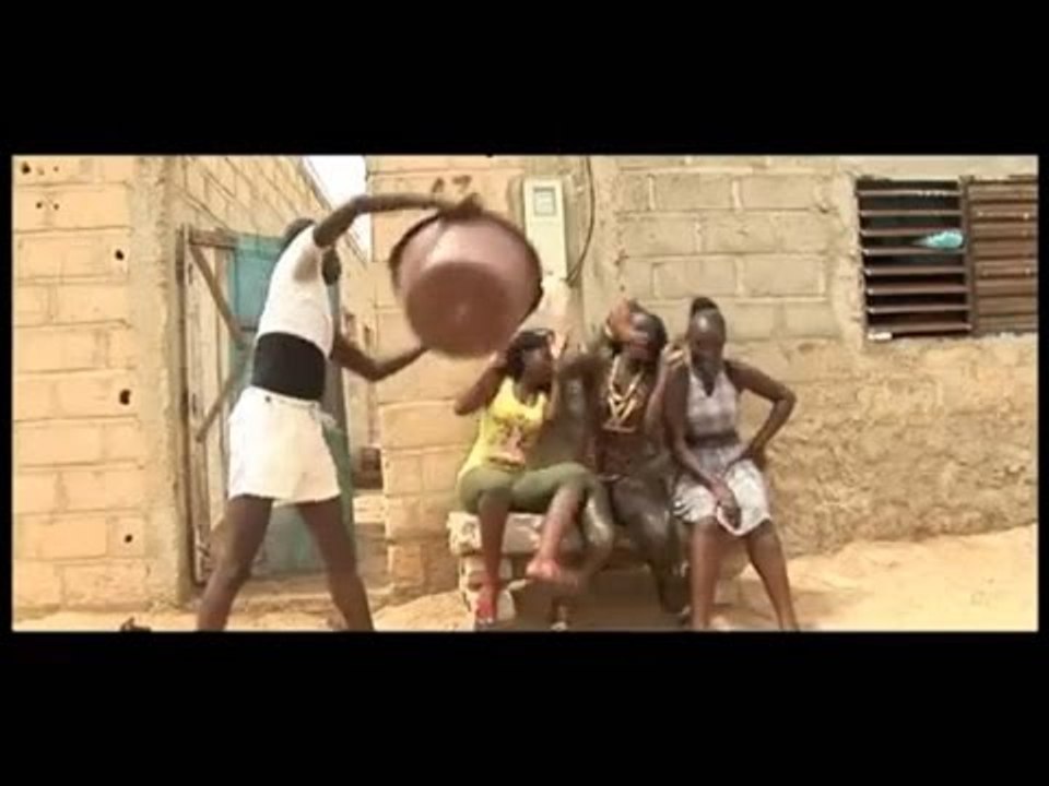Regardez ce que Mandoumbé fait de la bassine à linge... - (VPW)
