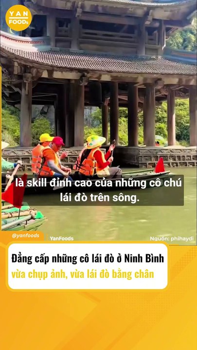 Cô lái đò vừa lái bằng chân vừa chụp hình cho khách