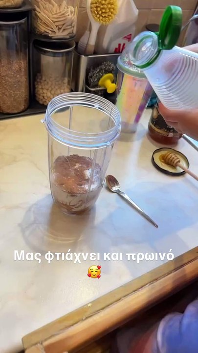 Η κόρη της Ελένης Χατζίδου, Μελίτα, κάνει δουλειές στο σπίτι