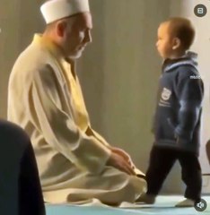 Camide ona sessiz ol demişler diye imamı susturmaya çalışıyor