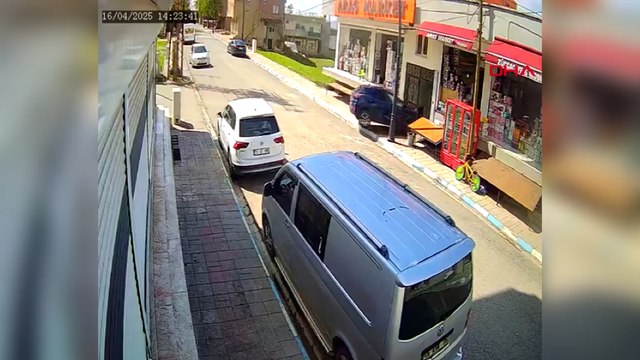 Otomobilin binaya girdiği kaza kamerada