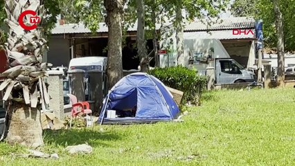 Bacağı sakatlanınca işinden oldu Parka kurduğu çadırda yaşıyor