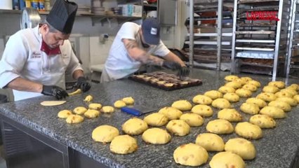 Ecco come nasce la colomba pasquale: la novità è quella viola