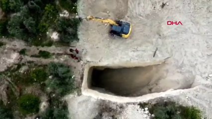 Kazma ve kürekle değil, iş makinasıyla define arayan 2 şüpheli suçüstü yakalandı!