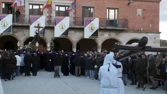 El Cristo del Amparo y La Dolorosa se reencuentran en el vía crucis de Medina de Rioseco