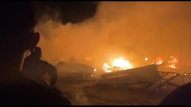 Gaza, la morte e le tende degli sfollati in fiamme dopo raid israeliano