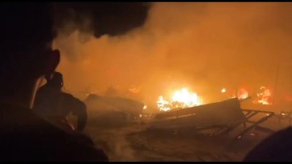 Gaza, la morte e le tende degli sfollati in fiamme dopo raid israeliano