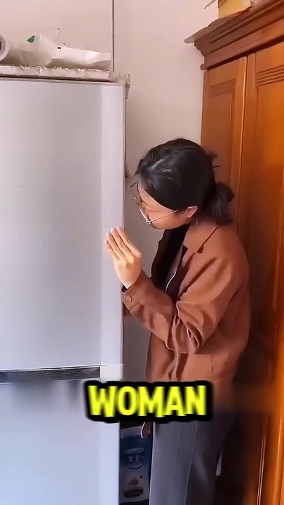 She found the secret of the fridge light☹️