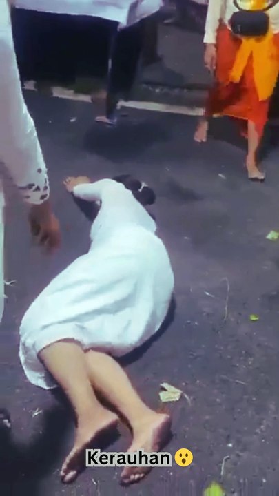 @"It is His will, we cannot choose or refuse. Possessed while serving at the temple. Don’t forget to Like 👍, Subscribe 🔔, Follow 👣, Comment 💬, and Share 🔁 if this video brings value. Hope you're entertained 😊. Thank you 🙏."  #Bali 🌴 #Tradition 📿