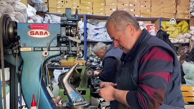 İki kardeş 45 yıldır ayakkabı tamir ediyor