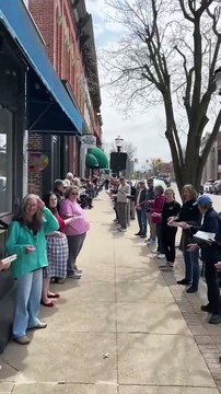 Livraria muda de 'casa' e pede ajuda para as mudanças.Livraria muda de 'casa' e pede ajuda para as mudanças.Livraria muda de 'casa' e pede ajuda para as mudanças.
