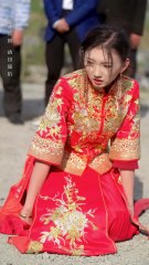 Gangsters stopped a poor girl from burying her husband, not knowing she was a war goddess!