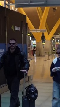 Ester Expósito y su pareja, Hugo Diego, pillados yéndose de vacaciones de Semana Santa