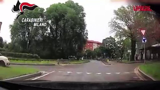 Milano, sorpreso a spacciare shaboo dai carabinieri: le immagini dell'arresto