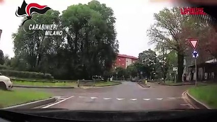 Milano, sorpreso a spacciare shaboo dai carabinieri: le immagini dell'arresto