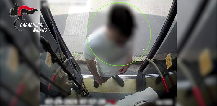 Strappa collanina ad un ragazzo e lo minaccia con coperchio dei rifiuti: arrestato 25enne egiziano (17.04.25)