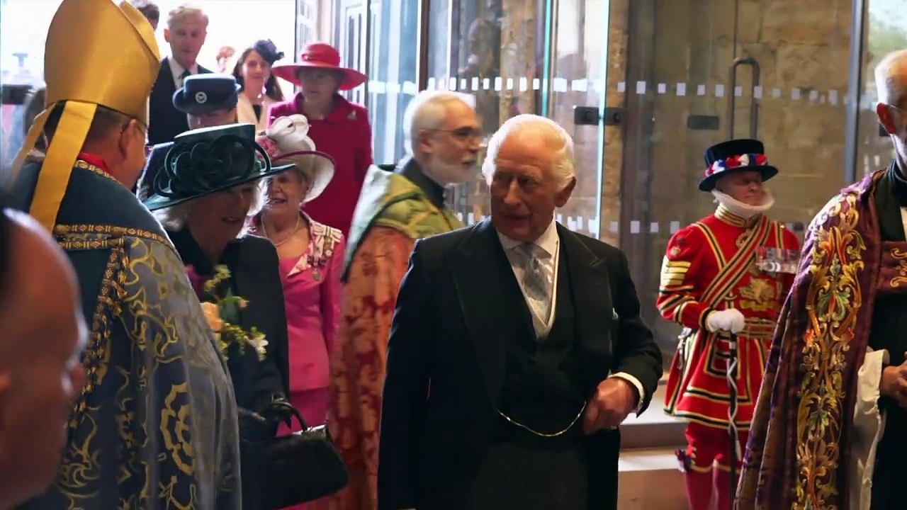 Jolly King hands out purses of Maundy Money coins